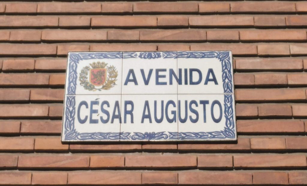 Nápis Avenida de Cesar Agusto v Zaragoze