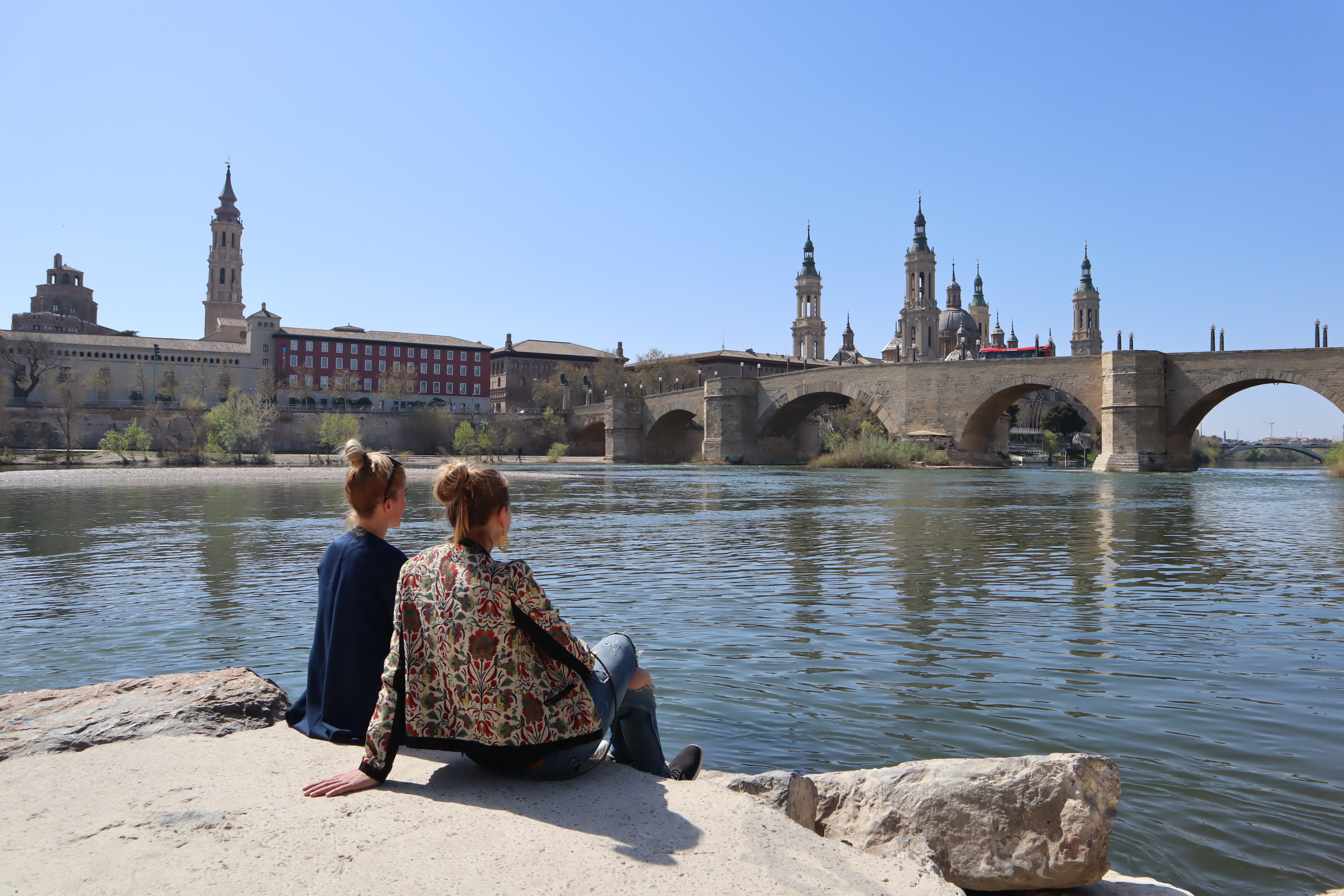 výhľad na katedrálu v Zaragoze pri rieke Ebro