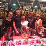 sušenené prasačie stehná jamón visiace v obchode špecializovanom ja jeho predaj