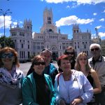 Budova radnice Madridu na námestí Cibeles s klientami