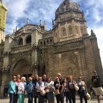 Skupina turistov pri katedrále v Tolede