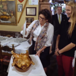 V reštaurácii v Segovii krájame pečené prasiatko tanierom