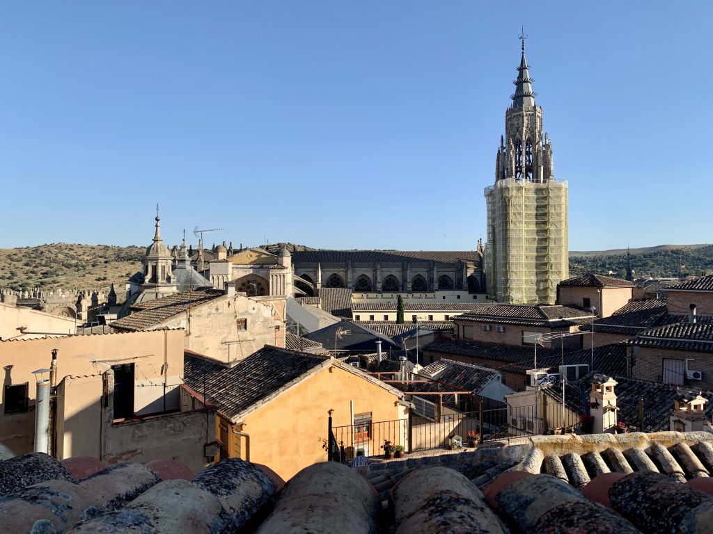výhľad na katedrálu z okna hotela Toledo Ap