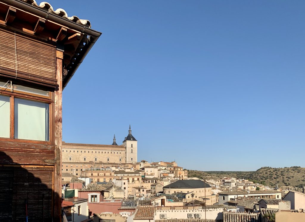 výhľad na Alcazar z okna hotela Toledo Ap