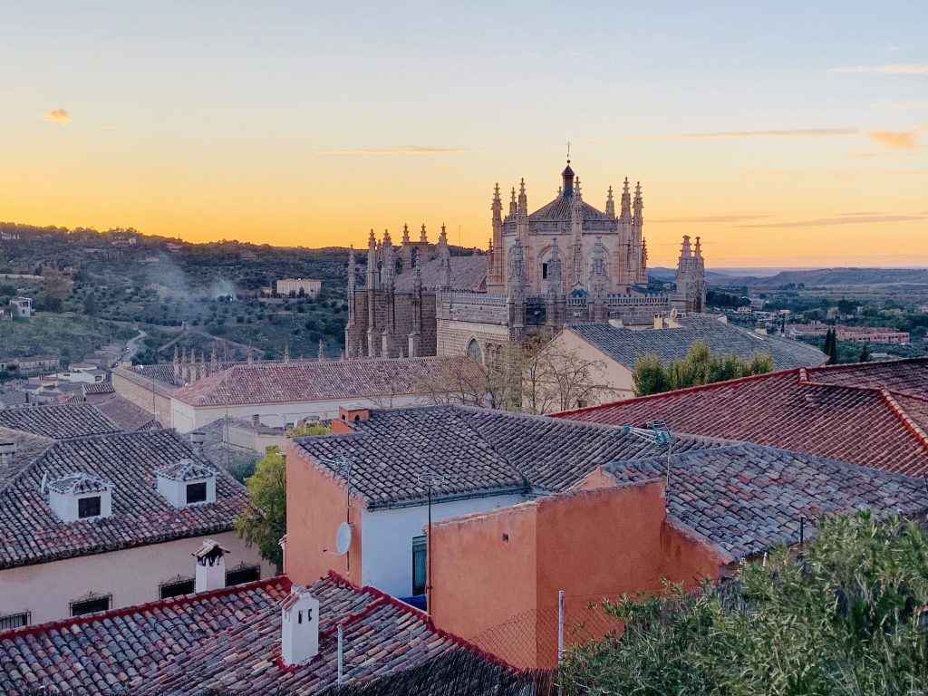 pohľad na Monasterio de los Reyes v Tolede pri západe slnka
