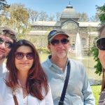 Park Retiro kristalovy palac s klientami na prehliadke