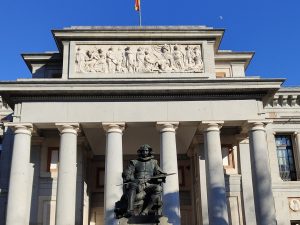 socha Velazqueza pred múzeom Prado